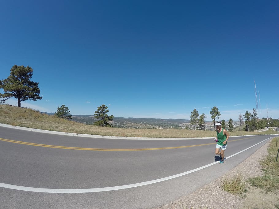 correr, corredor, corrent, arbres, turons negres, ciutat ràpida, Dakota del Sud, man bun, quads, carretera, longitud completa, transport, una persona, cel, marcatge de carreteres, persones reals, estils de vida, signe, naturalesa, marcatge, llum solar, direcció, activitat d'oci, el camí a seguir, vista del darrere, símbol, planta, cel clar, blau, muntar a cavall, 4K