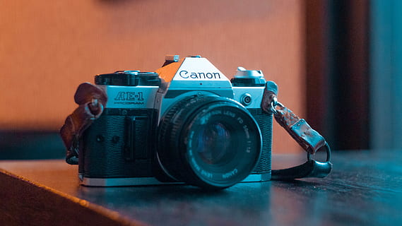 elettronica, telecamera, cinghia, Camera digitale, vecchio, film, canone, Vintage ▾, pc, computer, lenti della macchina fotografica, ha parlato, macchina, ruota in lega, ruota, simbolo, logo, marchio, ceramica, i soldi, macchina fotografica - attrezzatura fotografica, tecnologia, obiettivo - strumento ottico, in stile retrò, in casa, temi fotografici, avvicinamento, concentrarsi sulle conoscenze acquisite, attrezzatura fotografica, singolo oggetto, natura morta, antico, nessuno, messa a fuoco selettiva, Fotografare, lente - occhio, blu, tavolo, fotocamera reflex, 5K, CC0, dominio pubblico, privo di copyright