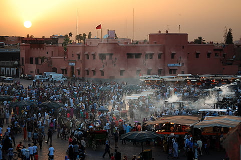 Marrakech, marocchino, folla, architettura, tramonto, grande gruppo di persone, esterno dell'edificio, struttura costruita, gruppo di persone, città, cielo, persone reali, mercato, natura, stili di vita, vista dall'alto, affollato, bancarella, uomini, costruzione, donne, all'aperto, mercatino, 2K, CC0, dominio pubblico, privo di copyright