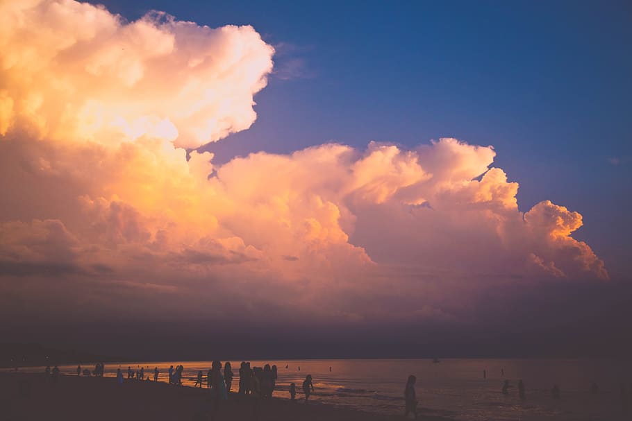 solbade rullende skyer, Sky, himmel, strand, hav, ocean, vejr, lys, sol, vand, dramatisk himmel, person, udendørs, natur, solnedgang, blå himmel, afspejling, skygge, solopgang, strandpromenaden, rullende sky, sky - himmel, skønhed i naturen, scenics - natur, arkitektur, rolig scene, ro, ingen mennesker, horisont, jord, orange farve, bygget struktur, horisont over vand, 5K
