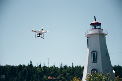 drone, vol, phare, clair, ciel, Contexte, des nuages, contrôle, Découverte, en volant, avion, hélice, aérien, livraison, numérique, tournage, voler, loisir, innovation, surveillance, mouvement, la photographie, quadcoptère, robot, Sécurité, espion, supervisé, sondage, La technologie, sans équipage, véhicule, vidéographie, sans fil, architecture, extérieur du bâtiment, en plein air, la nature, véhicule aérien, structure construite, Voyage, mode de transport, faible angle de vue, la tour, bâtiment, ciel clair, plante, arbre, journée, orientation, 2K, CC0, domaine public, libre de droits