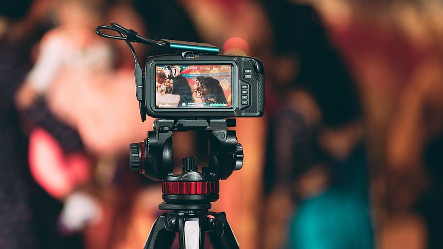 macchina fotografica nera, tripode, telecamera, elettronica, persona, umano, luce, schermo, rosso, bellissimo, videografia, videografia di eventi, giallo, filo, macchina da presa tascabile blackmagic, sfocatura, bokeh, arancia, indiano, colore, foto, tecnologia, temi fotografici, macchina fotografica - attrezzatura fotografica, Fotografare, attività, le riprese, attrezzatura fotografica, avvicinamento, concentrarsi sulle conoscenze acquisite, cultura artistica e intrattenimento, Camera digitale, persone, parte del corpo umano, macchina da presa, comunicazione, adulto, messa a fuoco selettiva, operatore di camera, videocamera domestica, fotografo, video, 5K
