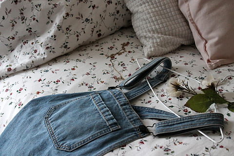 backround, disposizione, sfondo, armadio, floreale, letto, vestito, complessivamente, Femminile, carina, moda, in casa, mobilia, tessile, vista dall'alto, Camera da letto, jeans, foglio, biancheria, rilassamento, persone, emozione, stanza domestica, abbigliamento casual, modello, sdraiarsi, stili di vita, avvicinamento, motivo floreale, 4K, CC0, dominio pubblico, privo di copyright