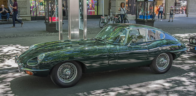 jaguár, e typ, auto, klasický, oldtimer, chrom, automobilového průmyslu, lesklý, sportovní auto, Rychlost, design, styl, způsob dopravy, přeprava, motorové vozidlo, pozemního vozidla, město, ulice, náhodné osoby, architektura, odraz, den, silnice, cestovat, stavba, exteriér budovy, retro stylu, Historické auto, venku, luxus, 4K, CC0, veřejná doména, bez autorských práv