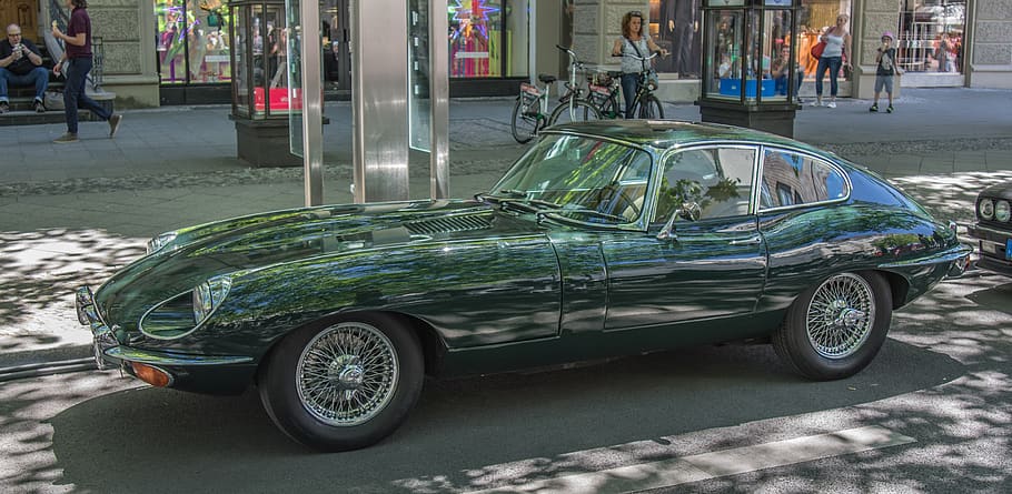 jaguar, escriviu, automàtic, clàssic, oldtimer, crom, automoció, brillant, cotxe esportiu, velocitat, disseny, estil, manera de transport, transport, cotxe, automòbil, vehicle terrestre, ciutat, carrer, persones incidentals, arquitectura, reflexió, dia, carretera, viatjar, estructura construïda, exterior de l'edifici, estil retro, carrer de la ciutat, cotxe d'època, a l'aire lliure, luxe, 4K
