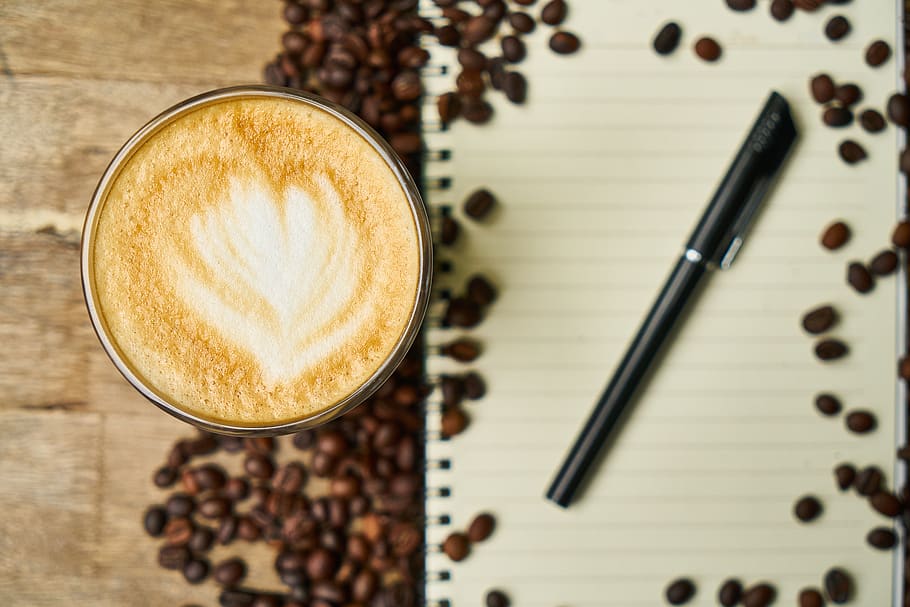 schwarz, Stift, Weiß, Notizbuch, aromatisch, Bohnen, braun, Koffein, Nahansicht, Kaffee, Kaffeetasse, Tasse, dunkel, heiß, Holz, hölzern, Kaffee trinken, Getränk, Erfrischung, Essen und Trinken, Stillleben, Tabelle, Becher, Cappuccino, direkt darüber, drinnen, schaumiges Getränk, heisses Getränk, High Angle View, keine Leute, geröstete Kaffeebohne, Latté, Frische, Geschirr, Café, alkoholfreies Getränk, 5K