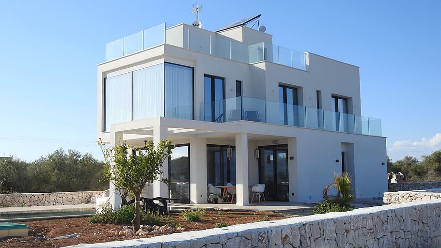 blanc, concret, edifici, blau, cel, arquitectura, balcó, núvols, la llum del dia, disseny, propietat, exterior, façana, vidre, herba, inversió, paisatge, modern, estat real, residència, arbres, paret, finestres, pati, estructura construïda, exterior de l'edifici, cel clar, finestra, dia, cap gent, naturalesa, planta, a l'aire lliure, entrada, casa, arbre, llum solar, vidre - material, luxe, 4K