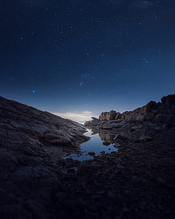 stenet bjerg, aften, bjerg, klipper, himmel, stjerner, nat, stjerne - rum, astronomi, scenics - natur, plads, skønhed i naturen, klippe, ro, rock-objekt, vand, rolig scene, solid, natur, stjerne, stjerne felt, galakse, rock formation, ingen mennesker, udendørs, Mælkevejen, rum og astronomi, 2K, CC0, offentligt domæne, royaltyfrie
