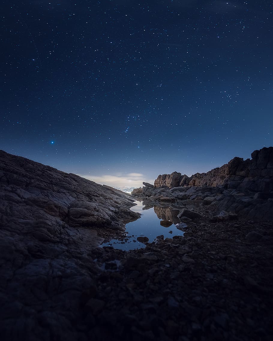 muntanya rocosa, tarda, muntanya, roques, cel, estrelles, nit, estrella - espai, astronomia, escenics - natura, espai, bellesa a la natura, rock, tranquil·litat, rock - object, aigua, escena tranquil·la, sòlid, naturalesa, estrella, camp estel·lar, galàxia, formació de roca, cap gent, a l'aire lliure, Via Làctea, espai i astronomia, 2K