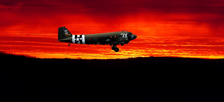 solnedgang, fly, bombefly, landing, himmel, rejse, sol, orange, aften, luftfart, tusmørke, lys, teknologi, orange farve, ingen mennesker, silhuet, scenics - natur, flyvende, rød, transportmidler, natur, fotografering temaer, kamera - fotografisk udstyr, kopiere plads, Midt i luften, miljø, skønhed i naturen, udendørs, ikke-urbane scene, landskab, 4K