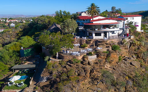 Namibia, Windhoek, Schluchten Straße, Baum, Pflanze, die Architektur, gebaute Struktur, Natur, Gebäudehülle, Tag, Landfahrzeug, Transport, Himmel, Wasser, Transportmittel, High Angle View, Sonnenlicht, draußen, Wachstum, keine Leute, Land, 2K, CC0, gemeinfrei, lizenzfrei