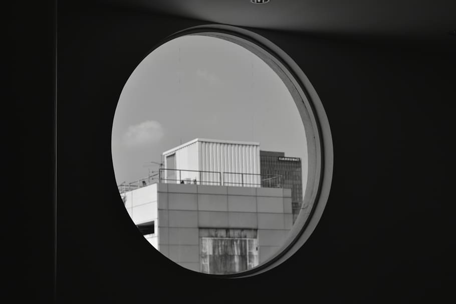 finestra, ull de bou, edifici, arquitectura, monocroma, foto en blanc i negre, bnw foto, veure des de la finestra, construcció, cercle, blanc i negre, art, estructura, forat, contraatac, claraboia, obturador, cortina, corona, lent de contacte, forma geomètrica, estructura construïda, exterior de l'edifici, forma, cel, cap gent, naturalesa, disseny, transparent, vidre - material, a l'aire lliure, dia, ciutat, núvol - cel, reflexió, apartament, 5K