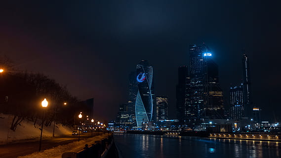 zkroucení budovy, v noci, svítí, noc, architektura, stavba, město, exteriér budovy, budova, kancelářská budova exteriér, mrakodrap, voda, nebe, vysoká - vysoká, krajina, destinace, řeka, panoráma města, městské panorama, nikdo, Příroda, moderní, venku, finanční okres, 5K, CC0, veřejná doména, bez autorských práv