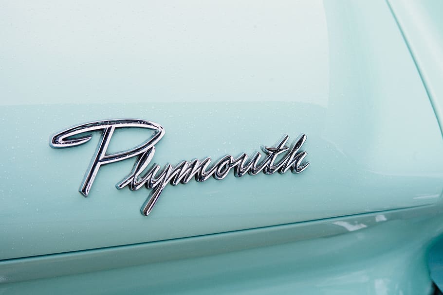 plymouth, blanc, vintage, automòbil, marca, cotxe, model de cotxe, crom, netejar, disseny, emblema, vidre, luxe, brillant, acer, tecnologia, viatjar, vehicle, metall, a l'interior, cap gent, natura morta, primer pla, clip, grup d'objectes, blau, tir de l'estudi, equipament dental, salut dental, clip de paper, higiene, comunicació, oficina, guió occidental, taula, ganxo, equipament per a la llar, text, color plata, safata, equipament quirúrgic, 5K