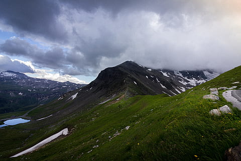 Rakousko, hory, stromy, kameny, ledovec, vrchol, sníh, gras, mraky, nebe, větrný, jezero, hora, mrak - nebe, životní prostředí, scenics - příroda, krajina, krása v přírodě, pohoří, Příroda, nikdo, klidné scény, mimoměstské scény, klid, den, studená teplota, zimní, tráva, zelená barva, venku, zasněžené hory, horský vrchol, 4K, CC0, veřejná doména, bez autorských práv