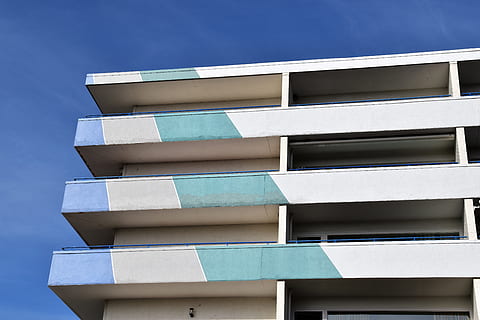 edificio in cemento bianco, architettura, esterno dell'edificio, blu, Inquadratura dal basso, struttura costruita, cielo, nessuno, costruzione, giorno, città, modello, natura, quartiere residenziale, ripetizione, moderno, finestra, all'aperto, cielo sereno, edificio per uffici esterno, appartamento, grattacielo, 5K, CC0, dominio pubblico, privo di copyright