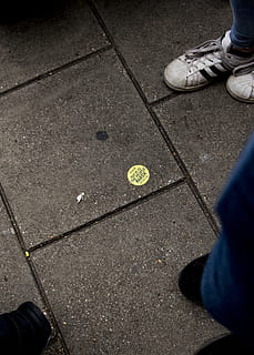 gul, klistermærke, beton, pathway, tøj, beklædning, fodtøj, sko, person, human, løbesko, legeringshjul, maskine, hjul, talte, asfalt, sneaker, fedt nok, tapet, smuk, protest, fantastisk, London, lavt afsnit, en person, rigtige mennesker, menneskelig kropsdel, menneskelige ben, høj vinkel visning, kropsdel, livsstil, stående, dag, sti, fritidsaktivitet, herrer, gade, by, personlige perspektiv, menneskelige fod, uigenkendelig person, udendørs, menneskelig lem, brosten, jeans, flisebelagt gulv, 4K, CC0, offentligt domæne, royaltyfrie