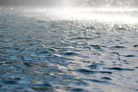 eau, vagues, pluie, bleu, Fontaine, goutte d'eau, Contexte, mer, personne, beauté dans la nature, la nature, journée, tranquillité, mise au point sélective, mouvement, paysages - nature, front de mer, en plein air, vague, scène tranquille, ridée, terre, plein cadre, arrière-plans, réflexion, à la surface, pureté, eau qui coule, 4K, CC0, domaine public, libre de droits