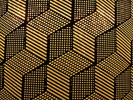 cubi, luce, geometria, brilla, architettura, fotogramma intero, sfondi, modello, design, in casa, nessuno, ripetizione, forma, abbondanza, avvicinamento, grande gruppo di oggetti, struttura costruita, strutturato, forma geometrica, giorno, preparativi, vista dall'alto, astratto, soffitto, 2K, CC0, dominio pubblico, privo di copyright