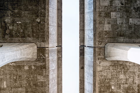 Marrone, bianca, soffitto, giorno, architettura, costruzione, calcestruzzo, colonna architettonica, struttura costruita, nessuno, esterno dell'edificio, il passato, storia, destinazioni di viaggio, città, turismo, all'aperto, viaggio, vecchio, Inquadratura dal basso, caratteristica della parete, religione, luogo di culto, 1080P, CC0, dominio pubblico, privo di copyright