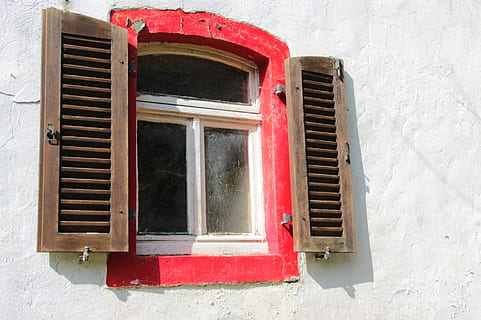 gammel, vindue, åben, skodder, hus, konstruktion, arkitektur, bygget struktur, bygning udvendig, ingen mennesker, dag, rød, bygning, lav vinkel visning, murbygningsfunktion, udendørs, boligområde, lukker, væg, træ - materiale, lukket, vinduesramme, 1080P, CC0, offentligt domæne, royaltyfrie
