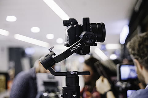siyah, ronin dslr kamera, ön plana odaklanmak, içeriye, teknoloji, fotoğrafçılık temaları, kapatmak, çekim, Film endüstrisi, televizyon kamerası, tesadüfi insanlar, kamera - fotoğrafik donanımlar, kafadan vuruş, sanat kültürü ve eğlence, fotoğrafik donanım, medya, insanlar, portre, tripod, Meslek, optik alet, dijital kamera, ev video kamera, Kamera operatörü, video, 5K, CC0, kamu malı, telif ücretsiz