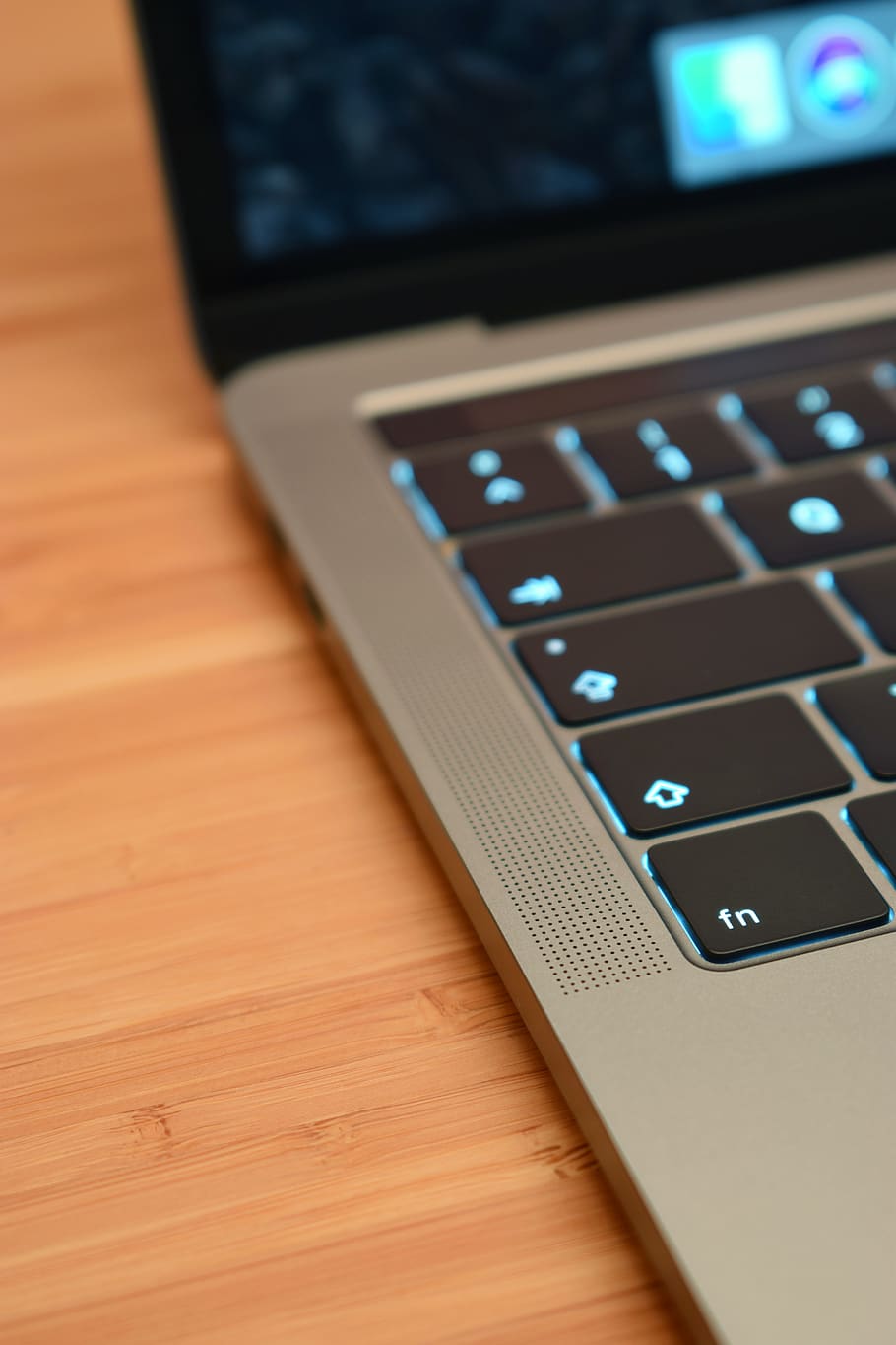 Germania, Hamburg, minim, Mac, concentra, măr, macbook, calculator, tehnologie, tehnologia fără fir, masa, laptop, conexiune, echipamente de calcul, comunicare, nici o persoana, în interior, tastatură, a închide, lemn - material, tastatura, dispozitiv portabil de informații, să se concentreze asupra primelor elemente, vedere în unghi mare, selectiv, computere, natură moartă, cheia computerului, 5K