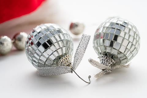 dos, adorns de Nadal de color plata, bola de disc, esfera, primer pla, a l'interior, natura morta, celebració, tir de l'estudi, cap gent, fons blanc, brillant, reflexió, decoració, esdeveniment, color plata, adorn de Nadal, grup d'objectes, Nadal, metall, centrar-se en primer pla, decoració de Nadal, vida nocturna, 8K, CC0, domini públic, lliure de regalies