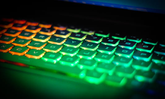 Computer Tastatur, Tastatur, Hardware-, Elektronik, Computerhardware, Konsole, Technologie, grüne Farbe, Computer, Nahansicht, Kommunikation, Computerausrüstung, kabellose Technologie, Verbindung, keine Leute, Laptop, drinnen, Computerteil, selektiver Fokus, Brief, Computerschlüssel, beleuchtet, Studioaufnahme, Vollbild, 4K, CC0, gemeinfrei, lizenzfrei