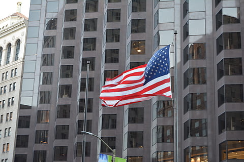 bandiera americana, bandiera, Stati Uniti d'America, esterno dell'edificio, architettura, struttura costruita, patriottismo, città, costruzione, a strisce, Inquadratura dal basso, forma, nessuno, giorno, all'aperto, forma a stella, edificio per uffici esterno, rosso, orgoglio, la libertà, indipendenza, icona nazionale, grattacielo, 5K, CC0, dominio pubblico, privo di copyright
