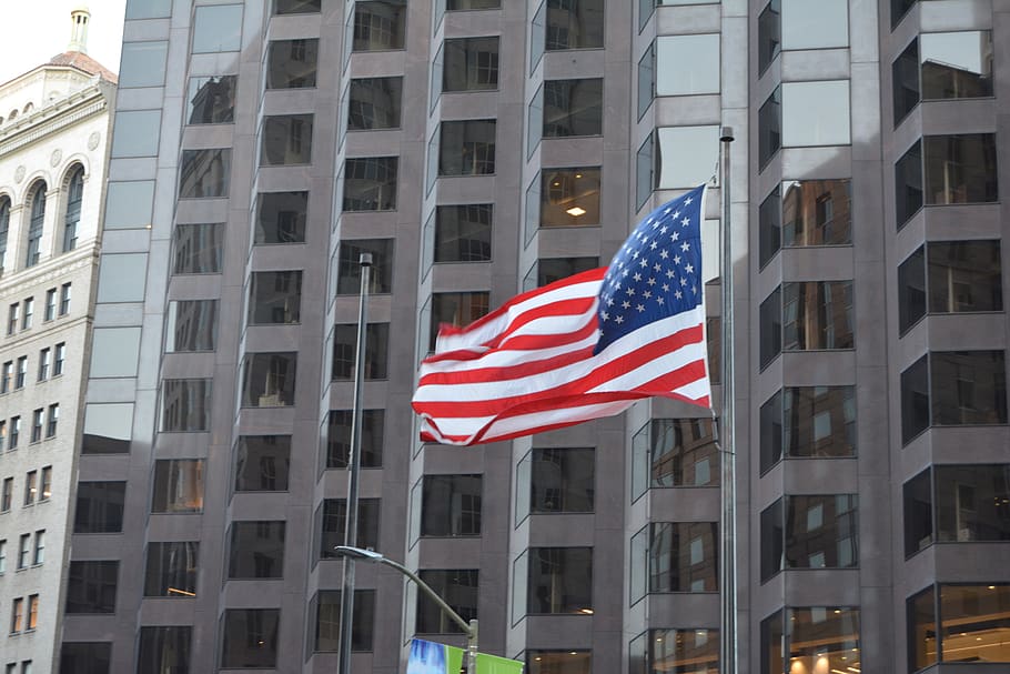 bandiera americana, bandiera, Stati Uniti d'America, esterno dell'edificio, architettura, struttura costruita, patriottismo, città, costruzione, a strisce, Inquadratura dal basso, forma, nessuno, giorno, all'aperto, forma a stella, edificio per uffici esterno, rosso, orgoglio, la libertà, indipendenza, icona nazionale, grattacielo, 5K