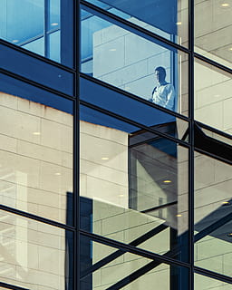 uomo, in piedi, dentro, calcestruzzo, costruzione, architettura, struttura costruita, vetro - materiale, esterno dell'edificio, riflessione, finestra, moderno, trasparente, uomini, ufficio, città, occupazione, persone, giorno, edificio per uffici esterno, persone reali, all'aperto, due persone, bicchiere, 2K, CC0, dominio pubblico, privo di copyright