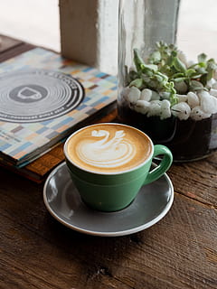 verde, alb, ceramică, dinnerware, a stabilit, băutură, ceașcă, cană de cafea, latte, farfurioară, cafenea, restaurant, porţelan, artă, borcan, natură, lapte, vază, masa, mobila, plantă, masuta de cafea, Chemex, mancare si bautura, gustare, cafea - băutură, cafea, halbă, băutură spirtoasă, natură moartă, bautura fierbinte, în interior, spuma arta, lemn - material, prospeţime, faianță, nici o persoana, cappuccino, 5K, CC0, domeniu public, fără drepturi de autor