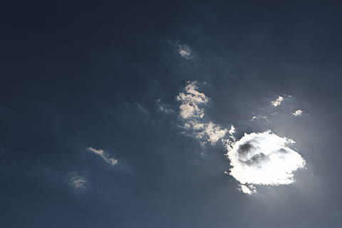 azul, céu, nuvens, nuvem - céu, visão de baixo ângulo, beleza na natureza, natureza, ninguém, dia, luz solar, ao ar livre, tranquilidade, scenics - natureza, raio de Sol, cena tranquila, idílico, cloudscape, copie o espaço, origens, brilhante, meteorologia, diretamente abaixo, 5K, CC0, domínio público, royalty free