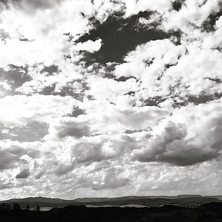 romania, florești, núvols, ennuvolat, natural, fotografia de natura, blanc i negre, cel, paisatge, horitzó, arbres, silhoutte, caminada, senderisme, aventura, turons, naturalesa, núvol - cel, bellesa a la natura, tranquil·litat, escena tranquil·la, escenics - natura, dia, muntanya, cap gent, medi ambient, arbre, a l'aire lliure, terra, escena no urbana, planta, silueta, vista d’angle baix, idíl·lic, 2K, CC0, domini públic, lliure de regalies