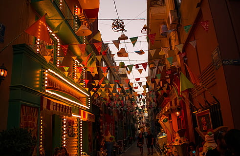 coloré, vivre, peu, rue, Athènes., couleurs, drapeaux, carnaval, ville, des rues, des bannières, décorations, vacances, étroit, Grèce, Athènes, magasins, scène de rue, décoration, faible angle de vue, structure construite, architecture, illuminé, pendaison, extérieur du bâtiment, nuit, matériel d'éclairage, fête, bâtiment, personne, Noël, multi couleur, en plein air, lumières de Noël, dans une rangée, 5K, CC0, domaine public, libre de droits