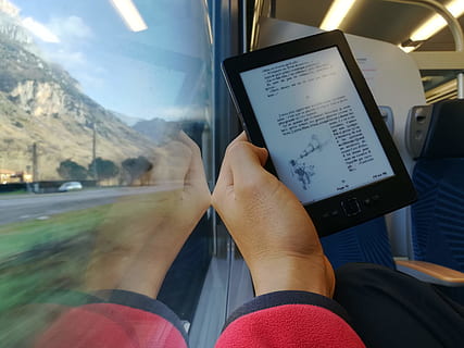 computer, elettronica, umano, persona, Tablet, cellulare, Telefono, lettura, storia, piccolo principe, ebook, viaggio, treno, avventura, libro, schermo, display, Schermo a cristalli liquidi, tenere sotto controllo, persone reali, una persona, parte del corpo umano, stili di vita, interno del veicolo, attività di svago, modo di trasporto, mano umana, mezzi di trasporto, comunicazione, trasparente, giorno, parte del corpo, mano, prospettiva personale, adulto, tecnologia wireless, vetro - materiale, dito, 4K, CC0, dominio pubblico, privo di copyright
