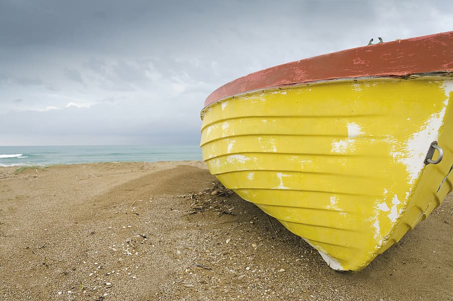Wasser, alt, verlassen, Sand, altes Boot, Meer, Ozean, Ruderboot, Gelb, Strand, Boot, Land, Himmel, Natur, Horizont, wolke - himmel, Horizont über Wasser, Tag, Schönheit in der Natur, Nahansicht, keine Leute, draußen, Ruhe, Szenen - Natur, Frische, aufblasbar, 4K