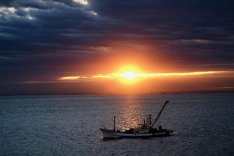 sortida del sol, núvol, dramàtica, badia de Tokio, mar, vaixell, al matí, posta de sol, cel, vaixell nàutic, transport, núvol - cel, aigua, escenics - natura, manera de transport, davant del mar, sol, bellesa a la natura, naturalesa, color taronja, cap gent, llum solar, tranquil·litat, escena tranquil·la, idíl·lic, a l'aire lliure, veler, 4K, CC0, domini públic, lliure de regalies