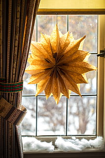 Brun, hængende, indretning, ved siden af, vindue, hjem indretning, blad, plante, gardin, bygning, arkitektur, sollys, flare, lys, struktur, træ, mursten, vindueskygge, møbel, sofa, billedvindue, tagvindue, ahorn blad, tårn, indendørs, ingen mennesker, tæt på, dag, natur, fokus på forgrunden, glas - materiale, gul, gennemsigtig, mønster, skønhed i naturen, lav vinkel visning, 5K, CC0, offentligt domæne, royaltyfrie