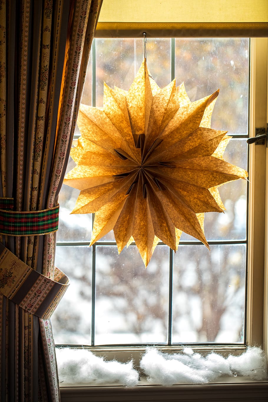 Brun, hængende, indretning, ved siden af, vindue, hjem indretning, blad, plante, gardin, bygning, arkitektur, sollys, flare, lys, struktur, træ, mursten, vindueskygge, møbel, sofa, billedvindue, tagvindue, ahorn blad, tårn, indendørs, ingen mennesker, tæt på, dag, natur, fokus på forgrunden, glas - materiale, gul, gennemsigtig, mønster, skønhed i naturen, lav vinkel visning, 5K