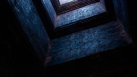 costruzione, architettura, finestra, lucernario, luce, metropolitana, misterioso, mistero, Angkor Wat, religione, buio, bene, scienza, fantascienza, Cambogia, ombra, triangolo, castello, edificio per uffici, forte, in casa, nessuno, caratteristica della parete, Inquadratura dal basso, vecchio, notte, blu, avvicinamento, struttura costruita, inclinazione, legno - materiale, angolo, abbandonato, calcestruzzo, 2K, CC0, dominio pubblico, privo di copyright
