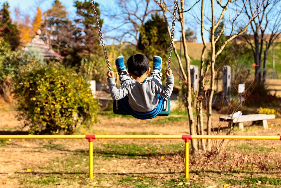 blanco, parc, swing, excrements d’aquest, parc infantil, giratori, infància, saludable, equipament per a jocs infantils, a l'aire lliure, relaxa't, innocent, nens, àngel, brillant, feliç, per darrere, gent, humà, joia, bonic, noi, alegre, una persona, arbre, planta, longitud completa, naturalesa, centrar-se en primer pla, dia, nen, homes, roba casual, activitat d'oci, persones reals, estils de vida, braç humà, vista frontal, mascles, braços aixecats, equip de joc a l'aire lliure, 5K