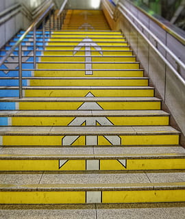 escales, fletxa, amunt, escalar, al pis de dalt, groc, arquitectura, superior, signe, símbol, icona, tokyo, Japó, tren, estació, pas, 印, 上, き, け, escala, passos i escales, direcció, el camí a seguir, cap gent, barana, patró, dia, centrar-se en primer pla, a l'aire lliure, transport, estructura construïda, vista d’angle baix, metall, primer pla, carretera, 4K, CC0, domini públic, lliure de regalies