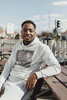 man gaan zitten, man, persoon, portret, zittend, glimlach, glimlachen, slijtage, kijkend naar de camera, een persoon, echte mensen, jonge volwassene, drie kwart lengte, vooraanzicht, focus op de voorgrond, jonge mannen, geluk, vrijetijdsbesteding, casual kleding, mannen, dag, mannetjes, levensstijlen, architectuur, 4K, CC0, publiek domein, royaltyvrij