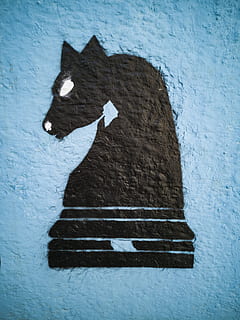 cavall, escacs, joc, estratègia, estratègic, poder, conflicte, competició, guerra, violència, jugar, lluita, estora, lideratge, victòria, guanyador, el líder, èxit, control, derrota, guanyar, símbol, arquitectura, funció de construcció de parets, estructura construïda, cap gent, Color blanc, dia, material de fusta, comunicació, paret, signe, primer pla, blau, art i artesania, a l'aire lliure, creativitat, exterior de l'edifici, textura, representació, hivern, espatllat, mural, 5K, CC0, domini públic, lliure de regalies