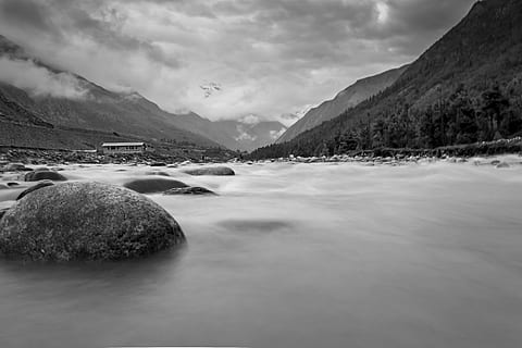 hivern, neu, paisatge, bosc, arbres, amor, muntanyes, núvols, pedres, aigua, riu, himachal, asia, Índia, blanc i negre, bnw, cels, turons, cel, núvol - cel, muntanya, escenics - natura, bellesa a la natura, escena tranquil·la, tranquil·litat, davant del mar, naturalesa, escena no urbana, Serra, cap gent, dia, idíl·lic, llac, medi ambient, muntanya nevada, 5K, CC0, domini públic, lliure de regalies