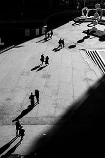 gente, plaza de la ciudad, pista, asfalto, la carretera, humano, persona, peatonal, paso de cebra, para caminar, fotografía, mirando abajo, retrato, calle, vista desde arriba, vista aérea, dos por dos, sitio web, en blanco y negro, oscuridad, línea de personas, gente real, vista de alto ángulo, sombra, estilos de vida, luz del sol, grupo de personas, deporte, actividad de ocio, hombres, día, ciudad, Parque de patinaje, naturaleza, multitud, transporte, mujer, movimiento, al aire libre, hielo, Patinaje, 5K, CC0, dominio público, libre de derechos