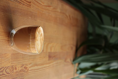 Kaffeetasse, Getränk, Latté, Tasse, Holz, Milch, Hartholz, Textur, Sperrholz, Bier, Alkohol, Kaffeestunde, Kaffee einschenken, hölzern, Doppelboden, falsch-bottomed, Café, Cafe, Kaffeehaus, Holz - Material, drinnen, Nahansicht, keine Leute, selektiver Fokus, braun, Fokus auf den Vordergrund, Fass, Stillleben, einzelnes Objekt, Essen und Trinken, Keller, gestalten, Weinfass, Kreis, Weinkeller, die Architektur, Geometrische Figur, große gruppe von gegenständen, Kunst und Handwerk, 5K, CC0, gemeinfrei, lizenzfrei