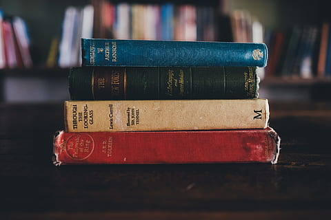 biblioteca, libro, valores, problema, leer, estudiar, publicación, texto, centrarse en primer plano, adentro, de cerca, naturaleza muerta, escritura occidental, educación, comunicación, nadie, mesa, pericia, número, antiguo, grupo de objetos, enfoque selectivo, estante para libros, literatura, estante, libro de tapa dura, 4K, CC0, dominio público, libre de derechos